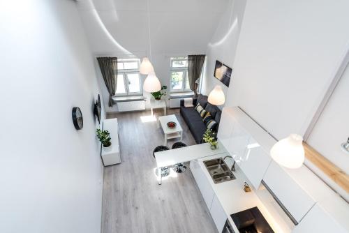 an overhead view of a kitchen and living room in a house at Panorama Twin Loft Superior in Poznań