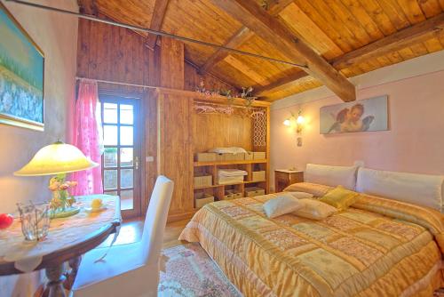a bedroom with a bed and a table and a tableablish at Villa Margherita by PosarelliVillas in Piegaio