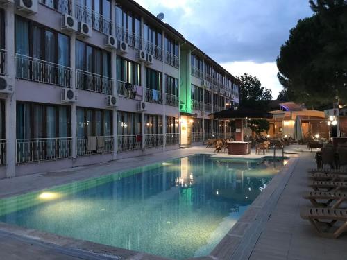 un hôtel avec une piscine en face d'un bâtiment dans l'établissement Oskar Thermal Hotel, à Pamukkale