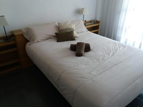 duże białe łóżko z 2 poduszkami w obiekcie 2º Linea de Playa, Barcelona w mieście La Venteta