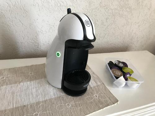 Apartments Harmony في أولتسينج: وجود آلة صنع القهوة على طاولة