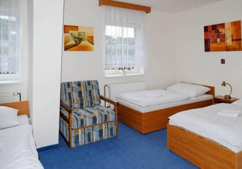 Łóżko lub łóżka w pokoju w obiekcie Chata Lesanka