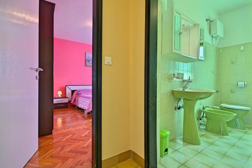 un baño con lavabo e inodoro en Villa Vranići, en Vranići