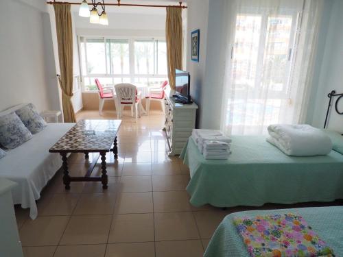 Postel nebo postele na pokoji v ubytování Apartamentos Intercentro Algarrobo-Costa APARTAMENTOS TURÍSTICOS -INMOBILIARIA