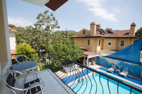 Bazén v ubytování Dedeminn Garden Hotel nebo v jeho okolí