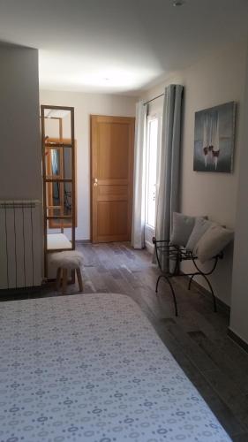 un salon avec un canapé, une table et un miroir dans l'établissement chez cathie, à Draguignan