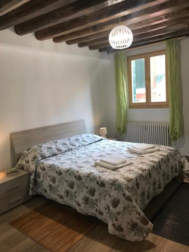 - une chambre dotée d'un lit avec un couvre-lit floral dans l'établissement Sweet Lagoon, à Venise