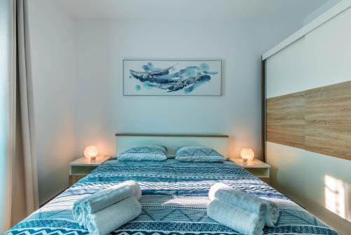 سرير أو أسرّة في غرفة في City market apartments Pula