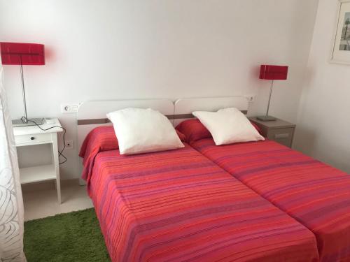 1 dormitorio con 1 cama con 2 almohadas en Apartamento centro Sevilla, en Sevilla