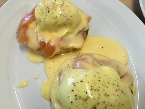 un piatto di cibo con un pezzo di carne e salsa di Oceandrive a Barmouth