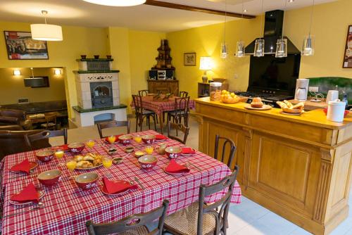 jadalnia ze stołem i jedzeniem w obiekcie Au gre des chateaux w mieście Goxwiller
