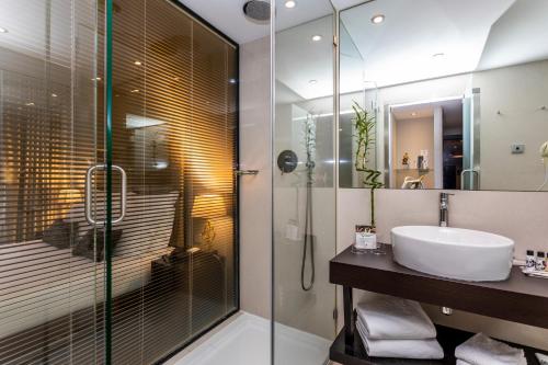 Kylpyhuone majoituspaikassa Czar Lisbon Hotel