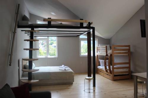 מיטה או מיטות קומותיים בחדר ב-Diasamidzeebi apartment
