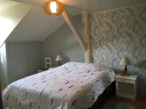 een slaapkamer met een groot wit bed in een kamer bij Gite la Truite a Mouzaive in Vresse-sur-Semois