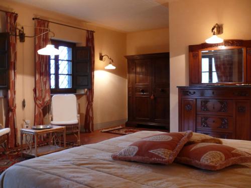 MontegabbioneにあるCharming hillsのベッドルーム1室(ベッド1台、ドレッサー、窓付)