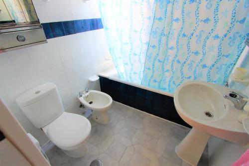 ein Badezimmer mit einer weißen Toilette und einem Waschbecken in der Unterkunft 532 Minerva Apartamentos- Vistas al mar y a la piscina - Excelente Ubicación in Benalmádena
