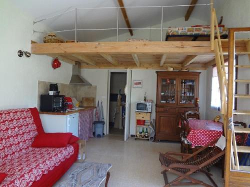- un salon avec un canapé et une mezzanine dans l'établissement Cottage provençal, à Belgentier
