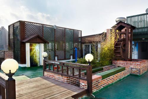 Casa con piscina y terraza de madera en Hotel Good Morning, en Ulsan