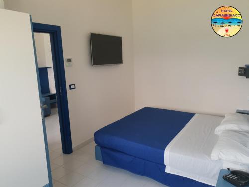 Katil atau katil-katil dalam bilik di Hotel Caraibisiaco sul mare