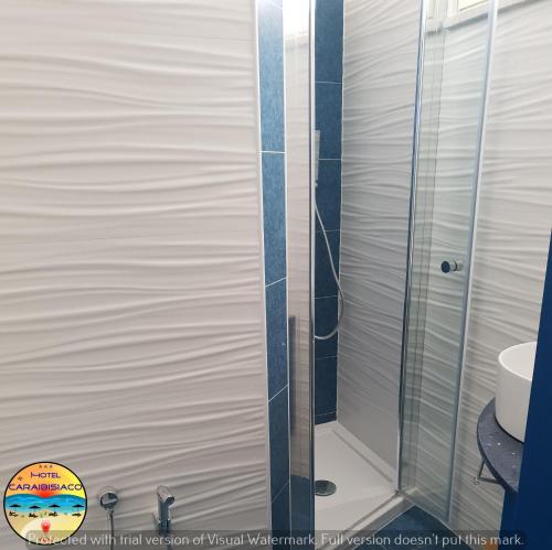 Bilik mandi di Hotel Caraibisiaco sul mare
