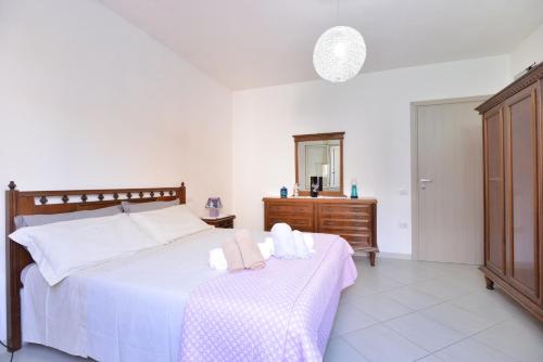 Ένα ή περισσότερα κρεβάτια σε δωμάτιο στο IzzHome Regina Margherita