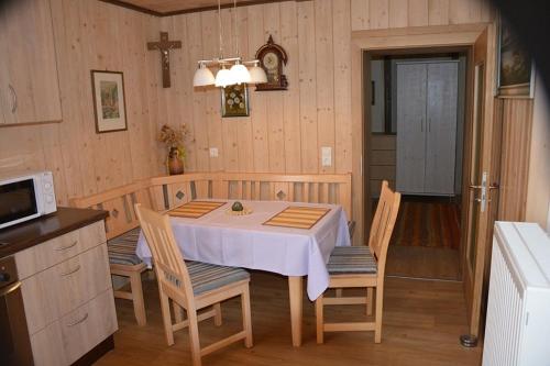 comedor con mesa y sillas en la cocina en Ferienwohnung Irmgard, en Hauzenberg