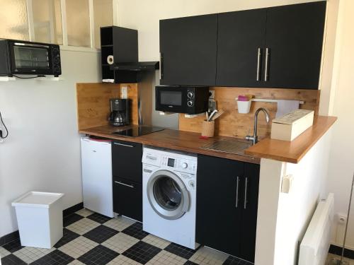 une cuisine avec une machine à laver et un évier dans l'établissement La Villersoise - Grand studio 4 personnes, à Villers-sur-Mer