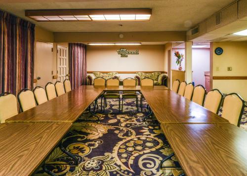a conference room with a long table and chairs at Vagabond Inn Costa Mesa in Costa Mesa