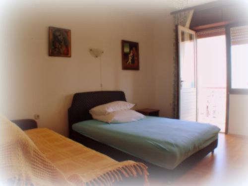 ein Schlafzimmer mit einem Bett und einem Stuhl darin in der Unterkunft Holiday House Crik in Crikvenica