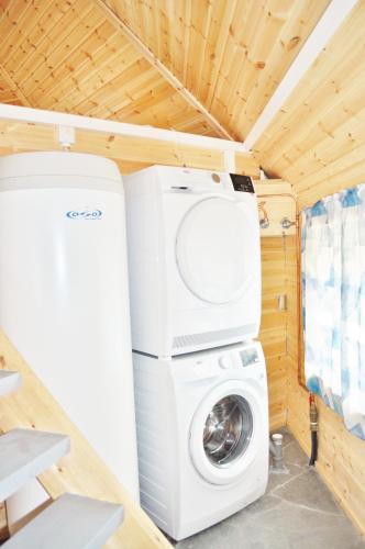 a washer and dryer in a tiny house at Cape Marina Lodge in Skarsvåg