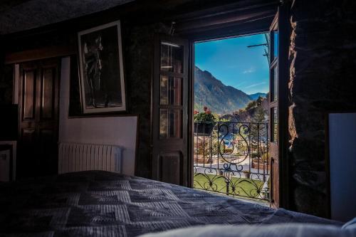 a room with a bed and a window at Hostal Cisco de Sans in Andorra la Vella