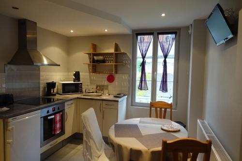 une cuisine avec une table et une salle à manger dans l'établissement Armonui Honfleur centre historique, à Honfleur