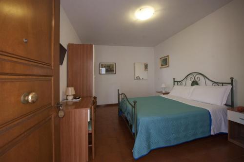 A bed or beds in a room at Hotel Athena