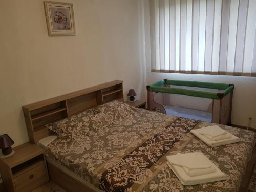サンダンスキにあるUnited Apartmentsのベッドルーム1室(ベッド1台、タオル2枚付)