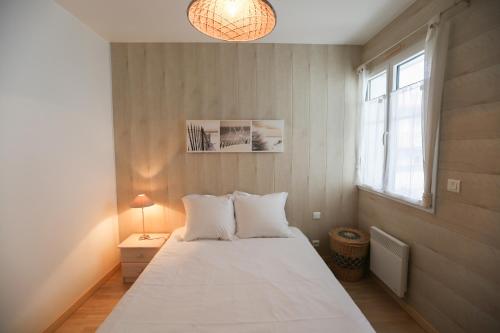 アルカションにあるArcachon Balsamo plageのベッドルーム(大きな白いベッド1台、窓付)
