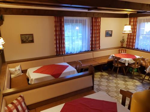 Sankt Andrä im LungauにあるHaus Alpenlandのベッドとダイニングルームが備わるホテルルームです。