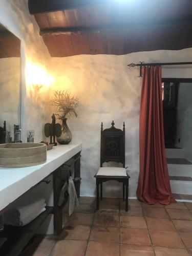 baño con lavabo, mesa y silla en Casa Alegría, en Los Valles