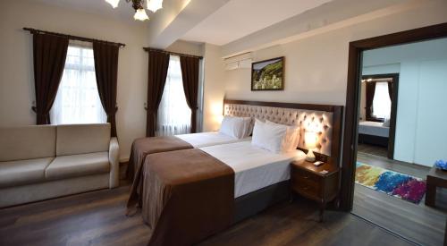 A bed or beds in a room at Zagnospasa Konaklari