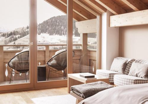 a bedroom with a bed and a large window at GEBHARD Boutique B&B inklusive Sommercard in Fiss