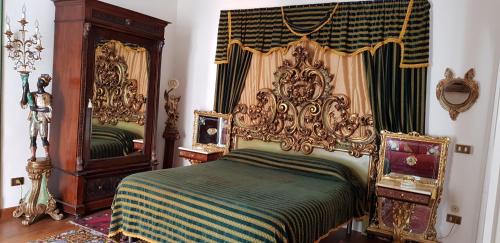 パレルモにあるPalazzo Violaのベッドルーム(華やかなベッド1台、鏡付)