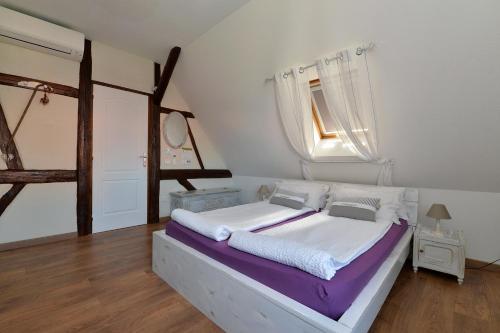 a bedroom with a bed and a window at Eden des choux in Krautergersheim