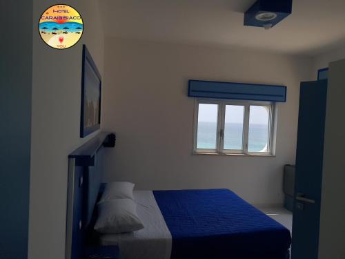 Katil atau katil-katil dalam bilik di Hotel Caraibisiaco sul mare