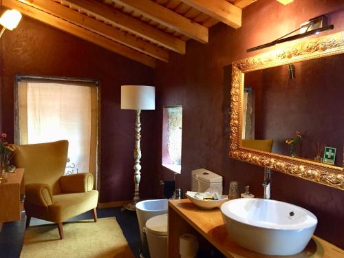 ein Badezimmer mit großem Spiegel und Waschbecken in der Unterkunft Casa Lia da Pôrta in Caminha