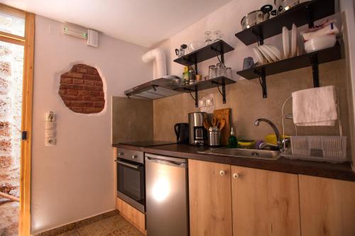 Kuchyň nebo kuchyňský kout v ubytování Green Door Apartment