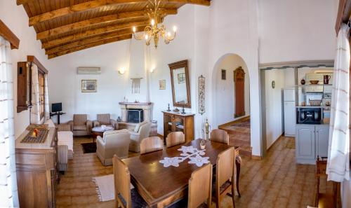 sala de estar con mesa y comedor en Villa Artjeta, en Kastrosikia