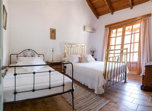 Un pat sau paturi într-o cameră la Villa Artjeta