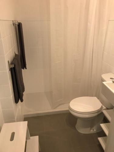 La salle de bains est pourvue de toilettes, d'une douche et d'un lavabo. dans l'établissement Casa do Liceu, à Setúbal