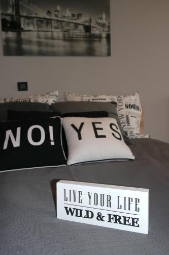 a bed with a sign on it that reads live your lifewild and free at Studio apartman Anamaria in Zagreb