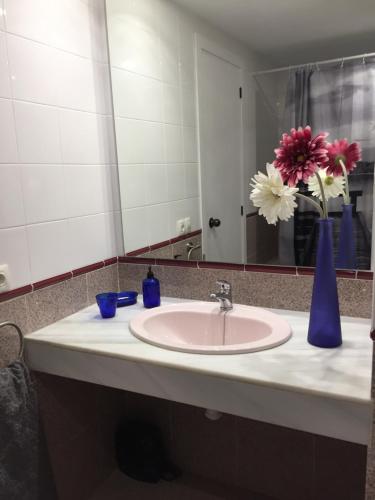 Vannas istaba naktsmītnē Bonito y Acogedor Apartamento con fibra