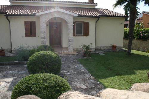 Fotografie z fotogalerie ubytování Family house on private property with pool v destinaci Žbandaj